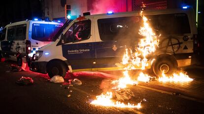 Furgoneta de la Guardia Urbana ardiendo durante los disturbios del pasado sábado en Barcelona.