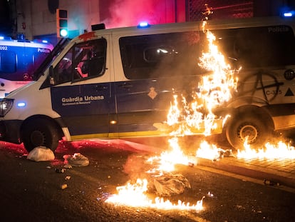 Furgoneta de la Guardia Urbana ardiendo durante los disturbios del pasado sábado en Barcelona.