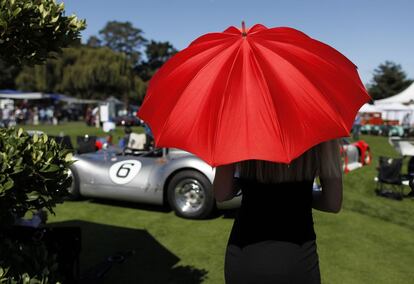 Una mujer se protege del sol durante una de las jornadas de The Quail, encuentro de coches deportivos celebrado en Carmel, California.