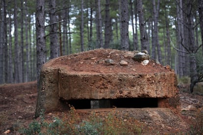 Un camuflaje de piedras y tierra cubre el techo de hormig&oacute;n del emplazamiento para ametralladoras del bando de Franco en la zona.
