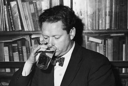 El poeta galés Dylan Thomas bebiendo una cerveza en Nueva York, hacia 1950.