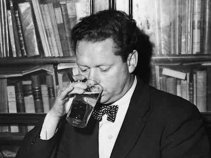 El poeta galés Dylan Thomas bebiendo una cerveza en Nueva York, hacia 1950.