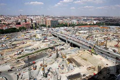 Vista panorámica de las obras de soterramiento de la M-30 a la altura del puente de Praga, en Madrid.
