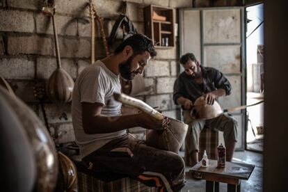 En su pequeño taller de Qamishlo, Safuan construye y repara instrumentos de la tradición musical kurda.