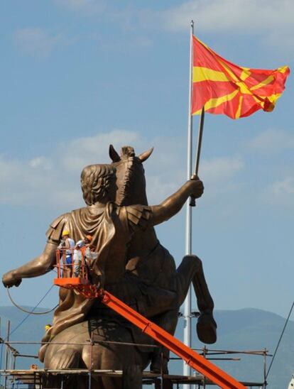 Varios trabajadores finalizan la colocación de la estatua de Alejandro Magno antes de que sea montada en un pedestal en la plaza central de Skopje
