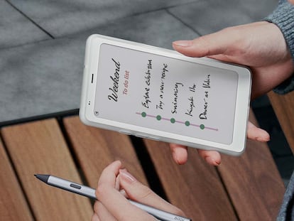 Libro electrónico BOOX Palma 2 Pro junto con su stylus