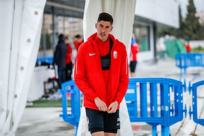 Carlos Fernández salta al entrenamiento del pasado martes en la ciudad deportiva del Granada.