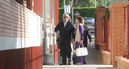 El hermano Manolo, a la entrada de la Audiencia de C&oacute;rdoba. 