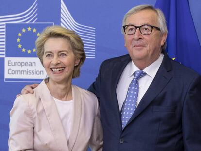 Ursula von der Leyen y Jean-Claude Juncker, el jueves en Bruselas.