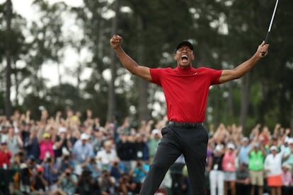 El golfista Tiger Woods ha conseguido el triunfo en el último Master de Augusta, el primer gran torneo que conseguía después de 11 años y tras convertirse en un ejemplo de superación personal. Su caída a los infiernos desde lo más alto de la élite del golf comenzó con su confesa adicción al sexo y continuó con las graves lesiones de espalda por las que estuvo dos años casi sin poder ponerse en pie.