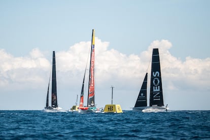 Los equipos participantes en la regata preliminar de la Copa del América que se celebra en Vilanova, durante una sesión de entrenamiento.