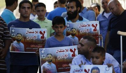 Manifestantes sostienen imágenes de Mohamed Alan, en huelga de hambre para exigir a Israel su puesta en libertad, el 14 de agosto de 2015.