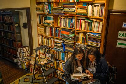 Dos mujeres ojean libros en la librería Merlín en el centro de Bogotá (Colombia), el 16 de diciembre del 2022. 
