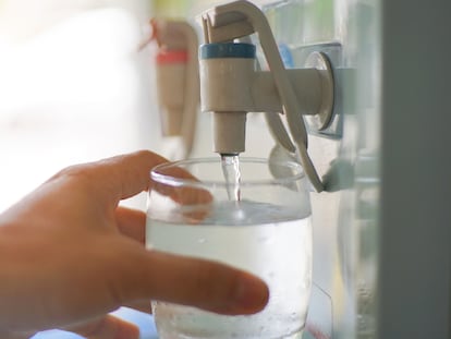 Los dispensadores con tanque de agua fría son una de las soluciones domésticas propuestas. GETTY IMAGES.