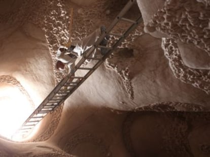 El escultor Ra Paulette en una de sus cavernas, templos bajo tierra.