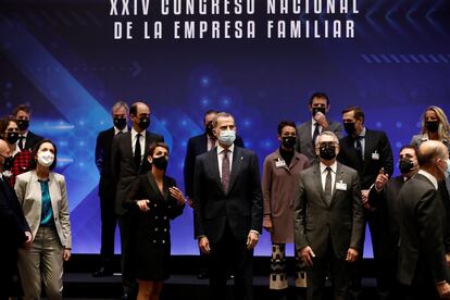 El rey Felipe VI, en la inauguración del XXIV Congreso Nacional de la Empresa Familiar, junto a la ministra de Industria, Reyes Maroto; la presidenta de Navarra, María Chivite, y el presidente del Instituto de la Empresa Familiar, Marc Puig.