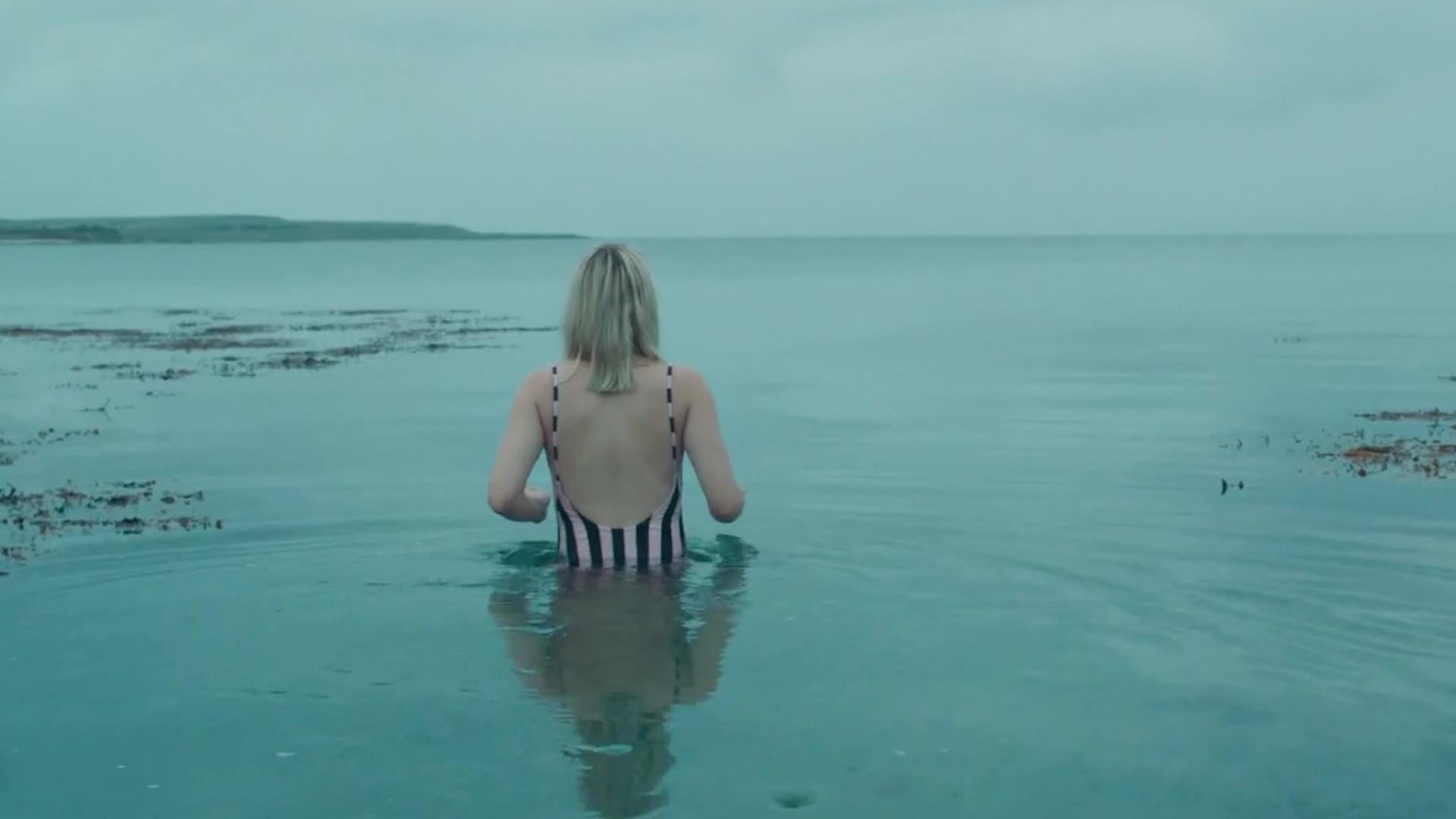 Una imagen de la película ‘En islas extremas’ (2024), basada en el libro homónimo de la escocesa Amy Liptrot.
