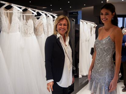 Rosa Clará y Linda Morselli, en la tienda de la firma de moda nupcial inaugurada este jueves en Murcia.