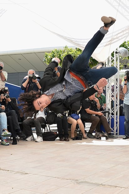 Para pose creativa y original la del actor Rachid Youcef en el photocall de Geronimo.