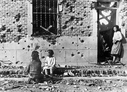 Fotografía de una casa en Vallecas (Madrid) tomada entre noviembre y diciembre de 1936 por Robert Capa, después de los ataques aéreos de Italia y Alemania durante la Guerra Civil.