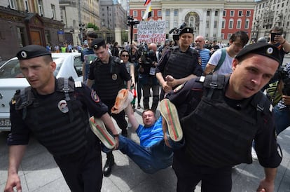 La policía detiene a un activista por los derechos LGTBI en una manifestación en Moscú, en 2016.