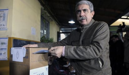 El candidato Aníbal Fernández introduce su papeleta.