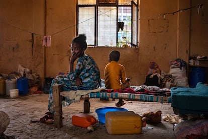 Dos niños refugiados en un campamento de refugiados en la ciudad de Adwa (Etiopía)