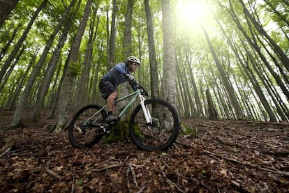 Un ciclista circula montado en una bicicleta de montaña.