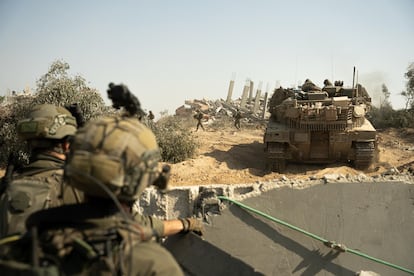 Tanques y militares israelíes en un lugar no precisado de Gaza, en una imagen cedida por el ejército israelí, el 18 de abril de 2024.