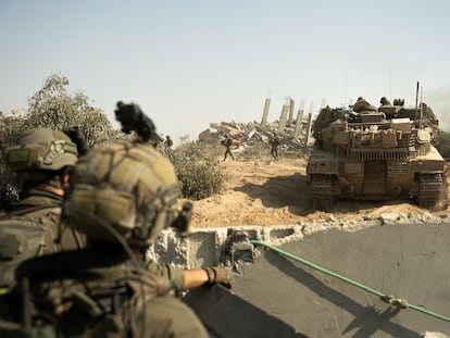 Tanques y militares israelíes en un lugar no precisado de Gaza, en una imagen cedida por el ejército israelí, el 18 de abril de 2024.