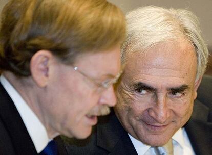 El presidente del Banco Mundial, Robert Zoellick, conversa con Strauss-Kahn, ayer en Washington.