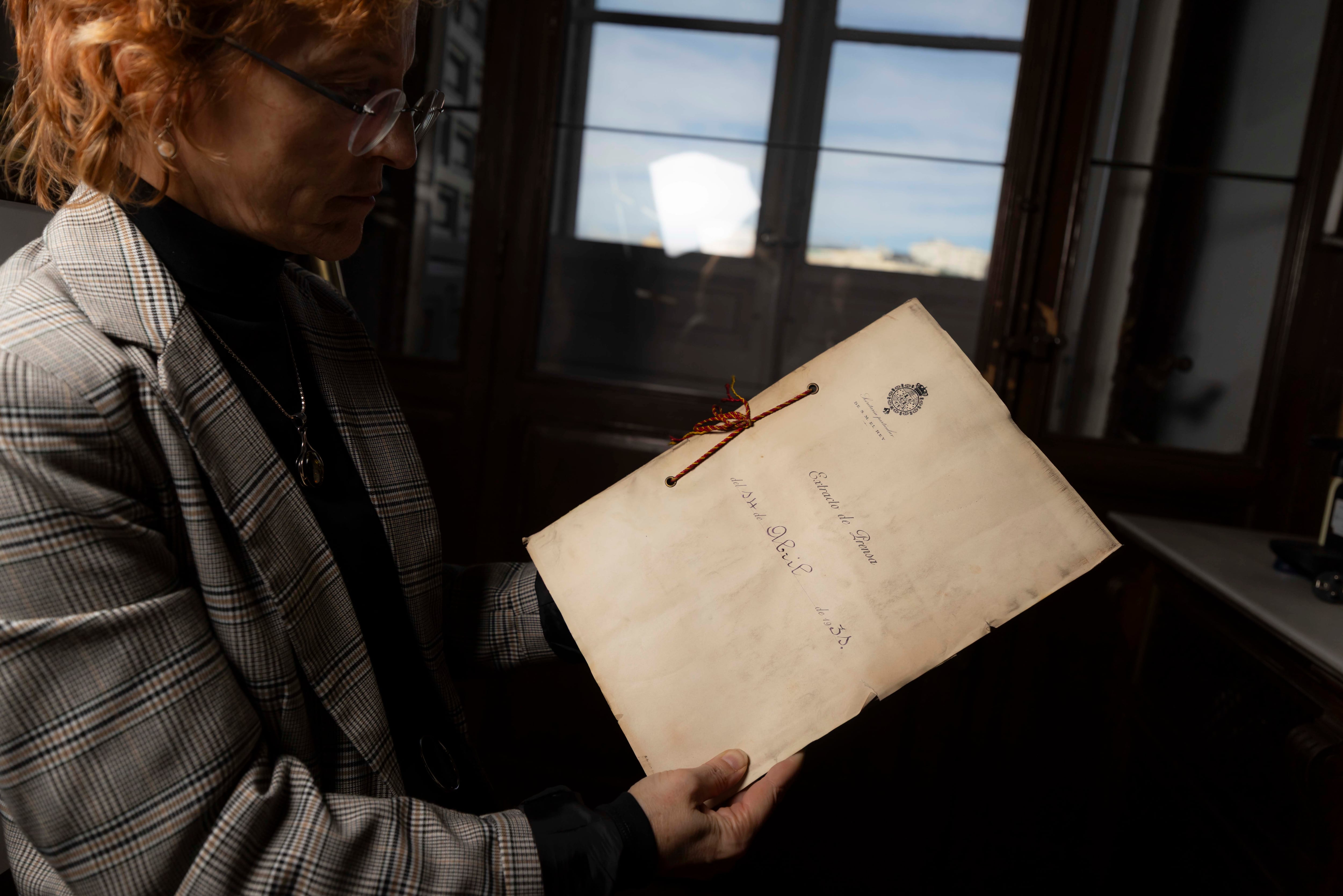Arantxa Domingo, conservadora de Patrimonio Nacional, con el último dosier de prensa que recibió Alfonso XIII, con fecha del 14 de abril de 1931. Ese día se proclamó la Segunda República.
