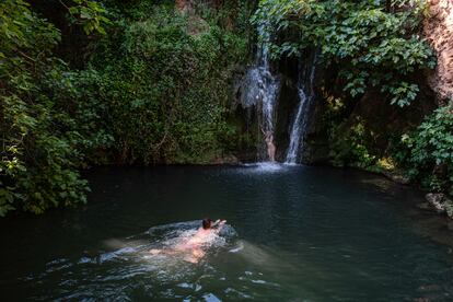 Dos bañistas en las cascadas del Huéznar, en la provincia de Sevilla.