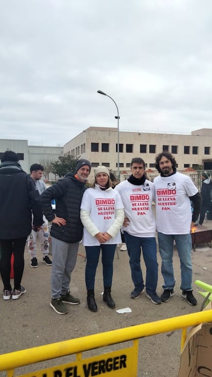 Trabajadores de la planta de Bimbo en El Verger protestan ante el cierre de la planta. Foto cedida por los empleados