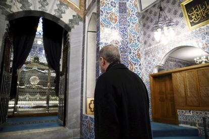 Recep Tayyip Erdogan entra en la mezquita del Sult&aacute;n Eyup, ayer lunes tras conocer su victoria en las elecciones. 