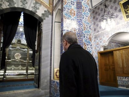 Recep Tayyip Erdogan entra en la mezquita del Sult&aacute;n Eyup, ayer lunes tras conocer su victoria en las elecciones. 