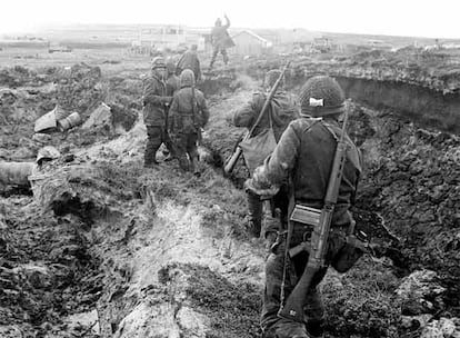 El dia 2 de abril de 1982 el ejército argentino invade el archipiélago de la Malvinas, situado a 480 kilómetros de las costas argentinas y bajo soberania británica. Ese mismo día el Reino Unido pone en alerta a sus tropas y el Consejo de Seguridad de la ONU se reúne para tratar el tema.