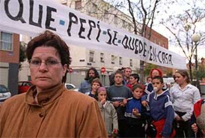 Josefa Mahugo, delante de una pancarta en la que sus vecinos piden el indulto.