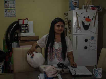 Ilse Sánchez, en el comedor de su casa en Tlalnepantla, en el Estado de México.