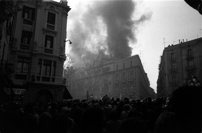 Un incendio provocó grandes destrozos en el Teatro del Liceo de Barcelona el 31 de enero de 1994. Se reabrió en octubre de 1999 con una nueva producción de la ópera de Puccini 'Turandot'. Esta fotografía recibió el premio Godó de Fotoperiodismo.