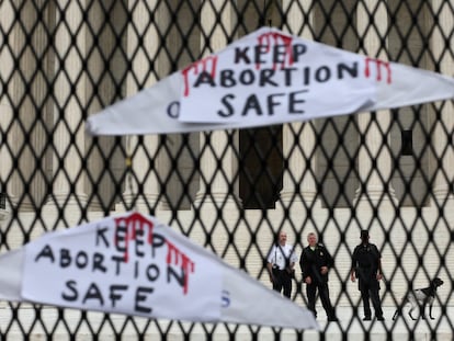 Agentes de seguridad del Tribunal Supremo, durante una protesta en favor del aborto, el 5 de mayo en Washington.