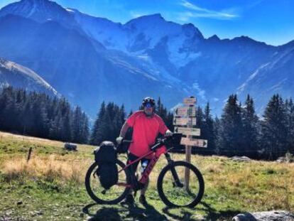 Cruzar los míticos puertos de la cordillera alpina es uno de los sueños de todo aficionado a las dos ruedas. Te cuento en este vídeo cómo hacerlo en bici de montaña y por una ruta de moderada dificultad.