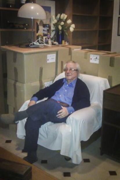 Joaquim Molas, envoltat de les caixes del primer trasllat de llibres.