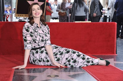 La actriz Anne Hathaway, en el paseo de la fama de Hollywood en 2019.