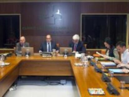 El 'ararteko', Iñigo Lamarca (al fondo, a la izquierda), ayer en su comparecencia en la ponencia. 