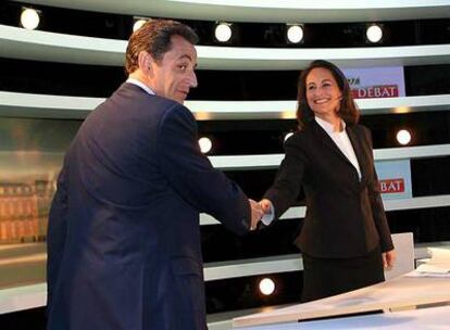 Nicolas Sarkozy y Ségolène Royal se estrechan la mano ayer al comienzo del debate televisivo.