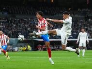 Mbappé tira ante la oposición de Vitor Reis en el partido contra el Girona.