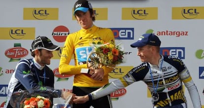 Bradley Wiggins, en el podio final de la París-Niza junto a Lieuwe Vestra y Alejandro Valverde