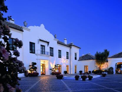 Entrada principal de Finca Cortesín, un hotel en Casares (Málaga) cuyo diseño se inspira en la arquitectura tradicional andaluza.