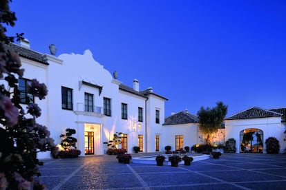 Entrada principal de Finca Cortesín, un hotel en Casares (Málaga) cuyo diseño se inspira en la arquitectura tradicional andaluza.